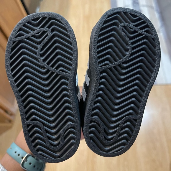 ADIDAS- baby boy sz 4K sneakers - Picture 2 of 7